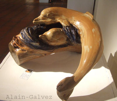 sculpture représentant un dauphin et son petit