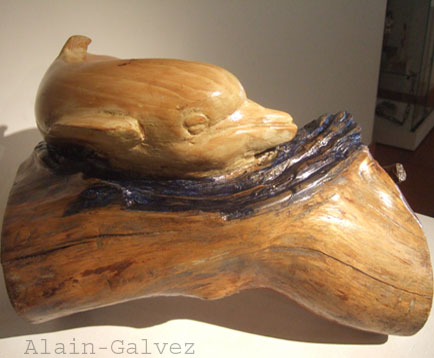 sculpture représentant un dauphin et son petit