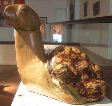 sculpture sur racine représentant une tortue